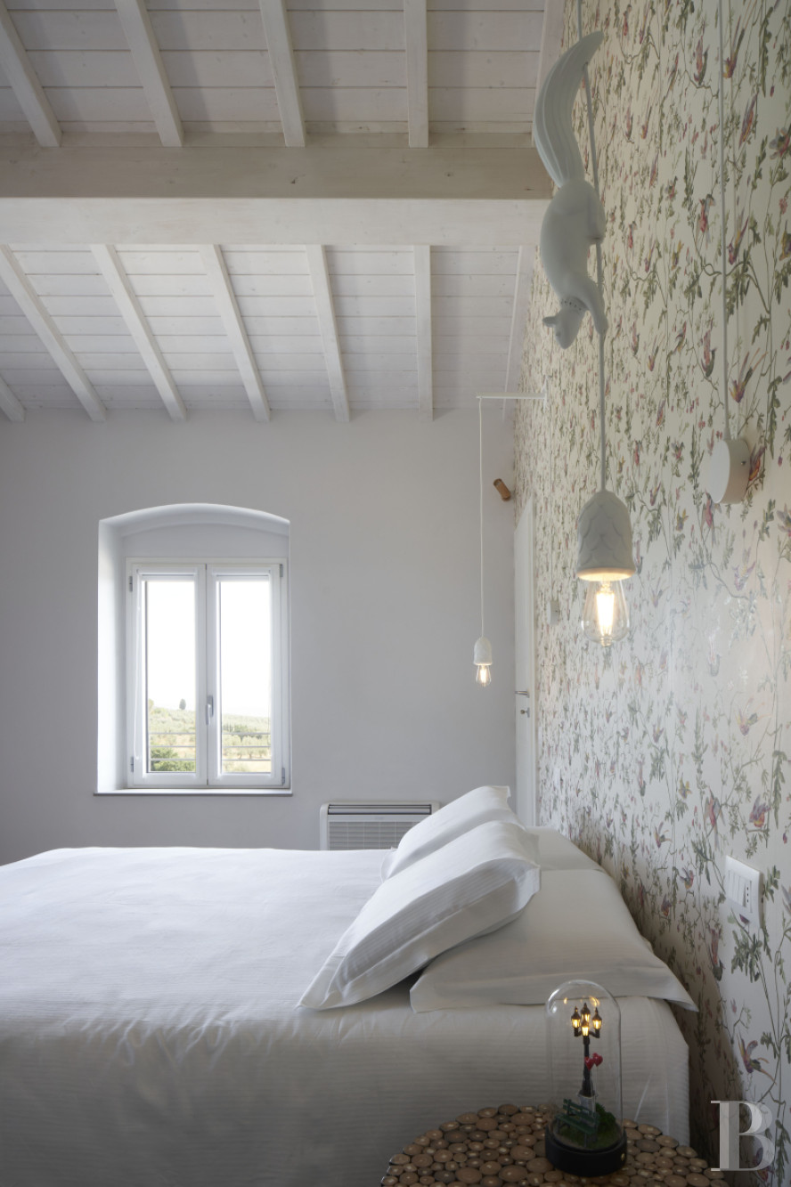 En Toscane, au nord de Vinci et non loin de Florence, une ancienne ferme du 19e siècle au milieu des oliviers - photo  n°18